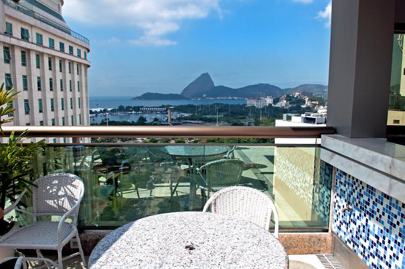 호텔 아틀란티코 비즈니스 센트로 리오데자네이루 외부 사진 A balcony of a hotel in Rio de Janeiro, Brazil.