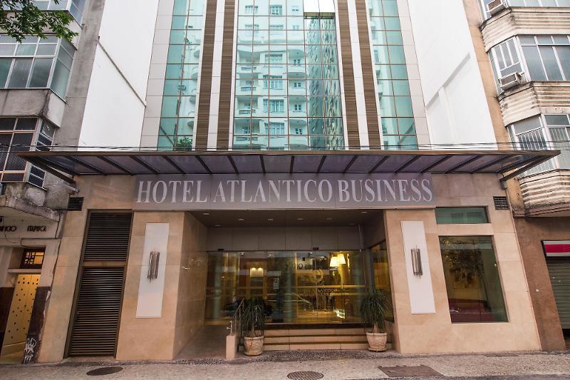 호텔 아틀란티코 비즈니스 센트로 리오데자네이루 외부 사진 The photo shows the exterior of a hotel building with the name "Hotel Atlantico Business" prominently displayed above the entrance. The building features a modern architectural style, with a glass facade and a combination of stone and glass elements.
