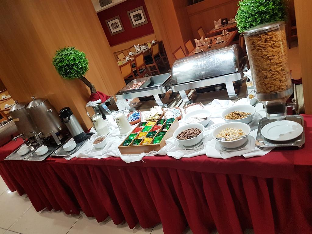 호텔 아틀란티코 비즈니스 센트로 리오데자네이루 외부 사진 Breakfast buffet in a hotel