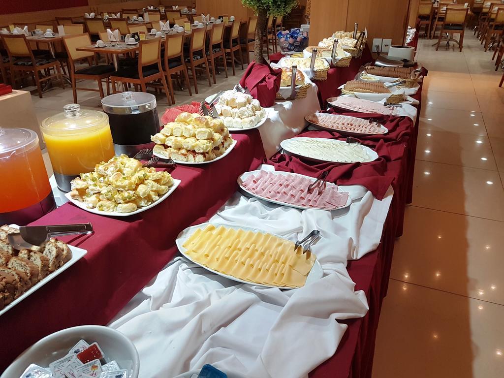호텔 아틀란티코 비즈니스 센트로 리오데자네이루 외부 사진 Breakfast buffet at a hotel in Belgrade